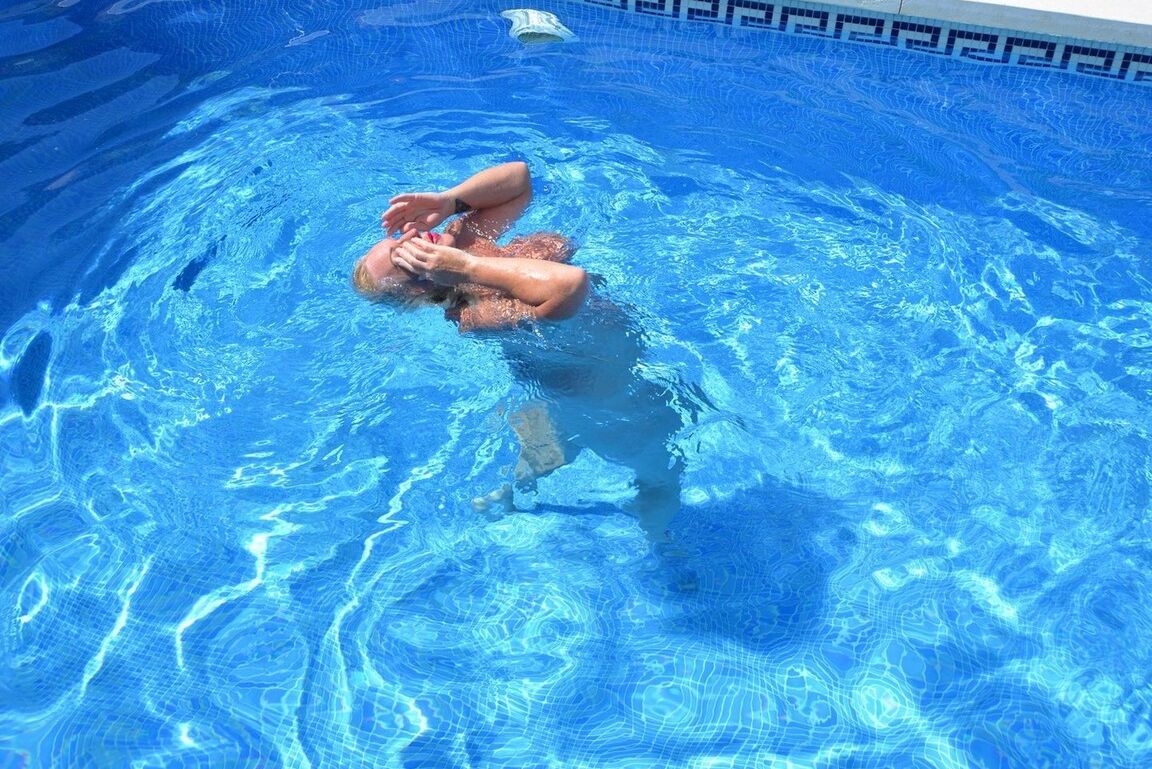 20P Melody, loira madura e peituda, dá um mergulho nu em uma piscina subterrânea