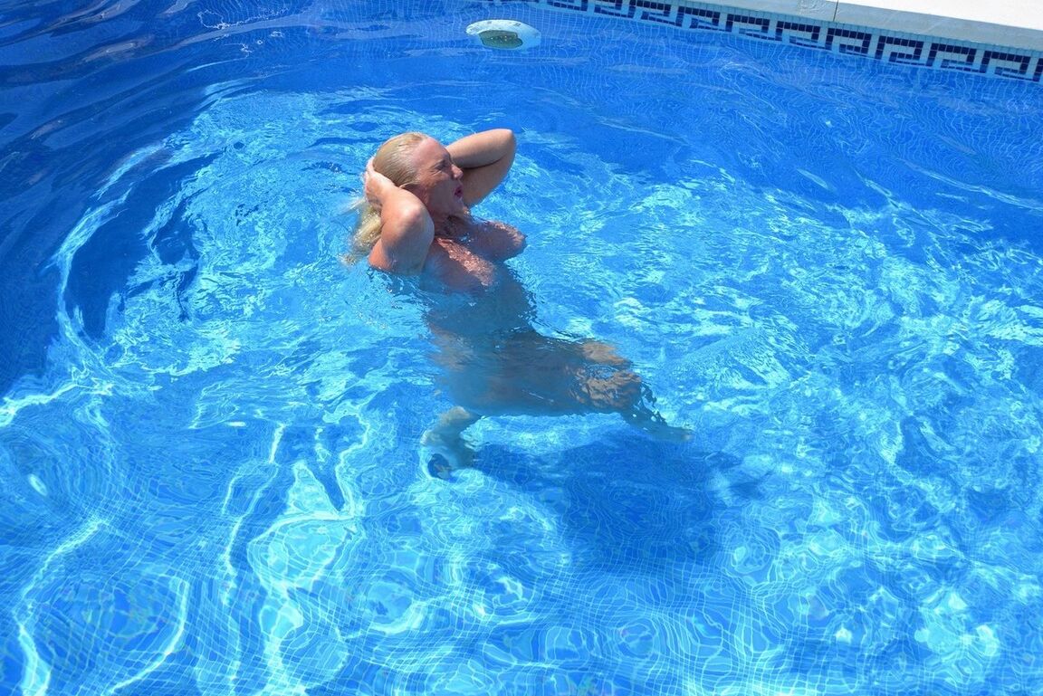 20P Melody, loira madura e peituda, dá um mergulho nu em uma piscina subterrânea