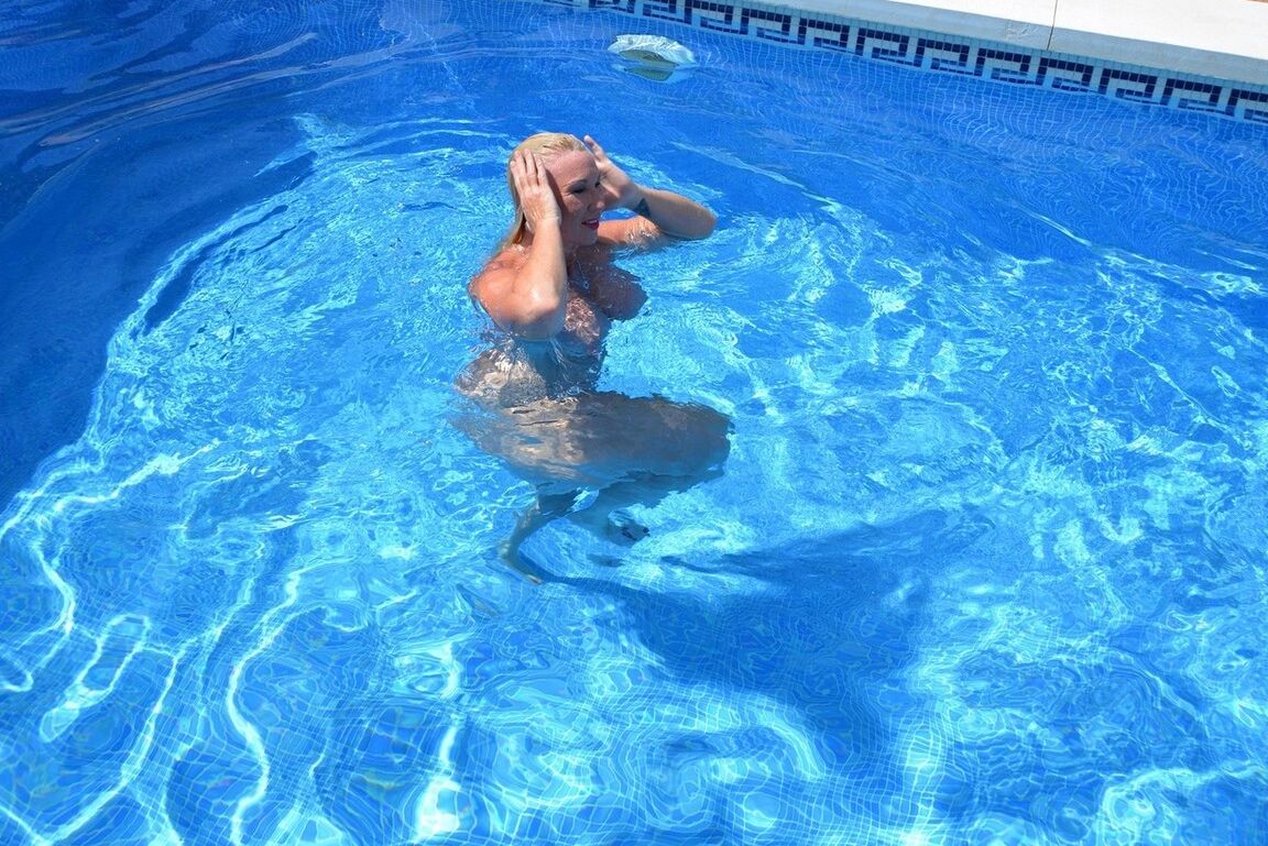 20P Melody, loira madura e peituda, dá um mergulho nu em uma piscina subterrânea