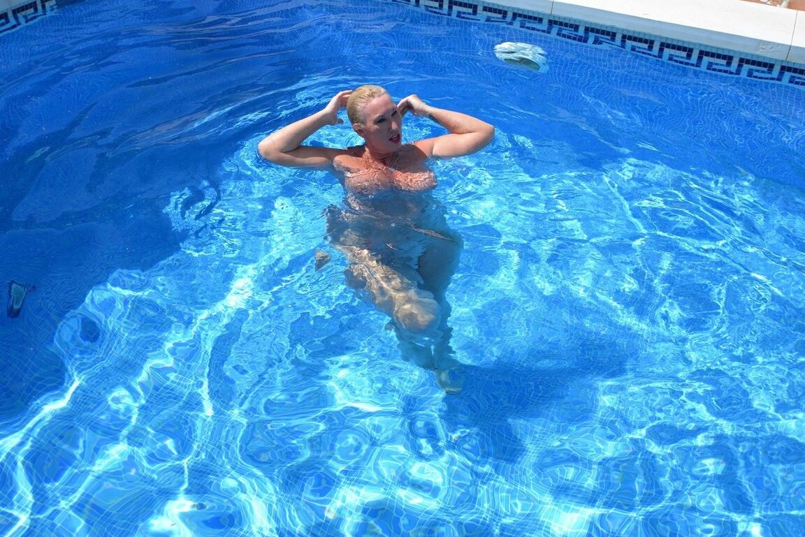 20P Melody, loira madura e peituda, dá um mergulho nu em uma piscina subterrânea