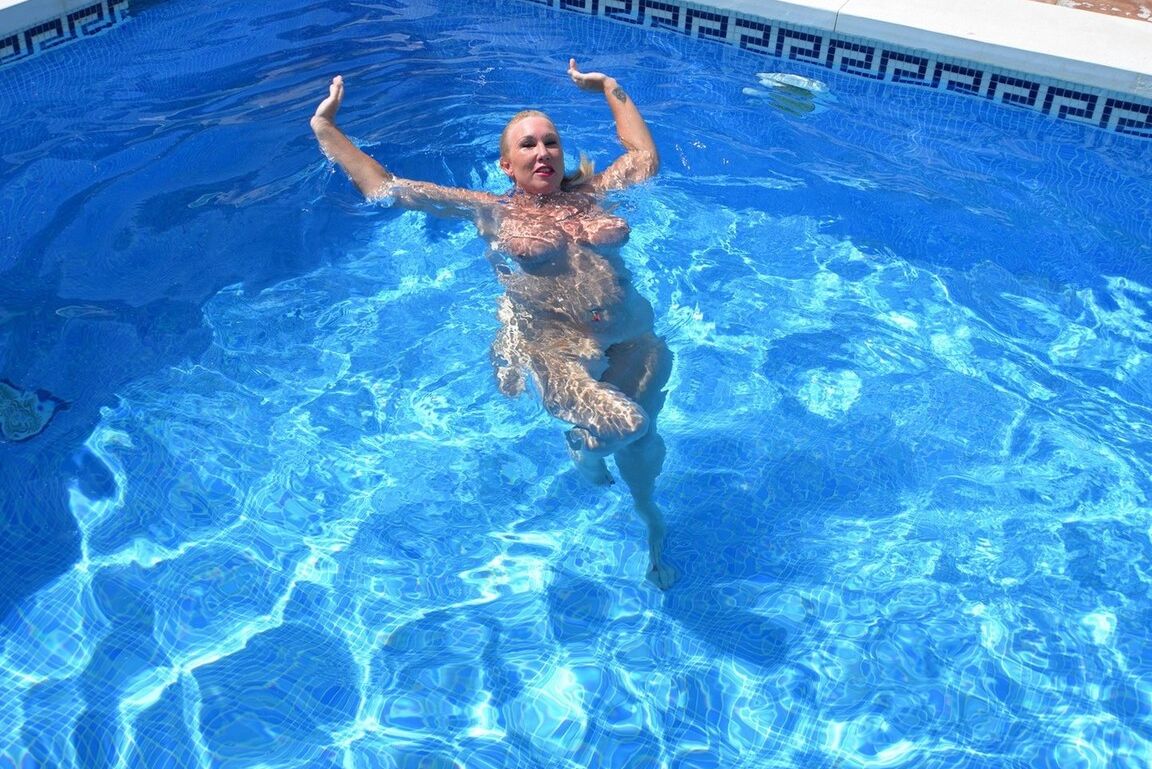 20P Melody, loira madura e peituda, dá um mergulho nu em uma piscina subterrânea