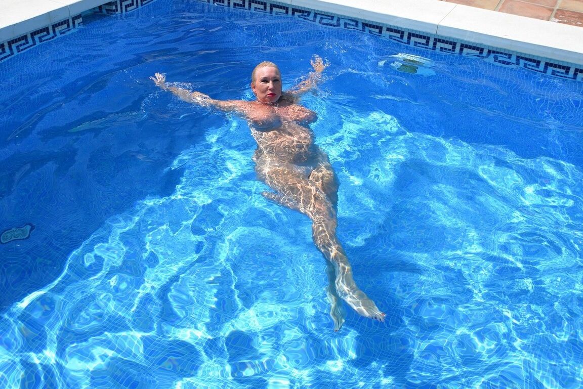 20P Melody, loira madura e peituda, dá um mergulho nu em uma piscina subterrânea