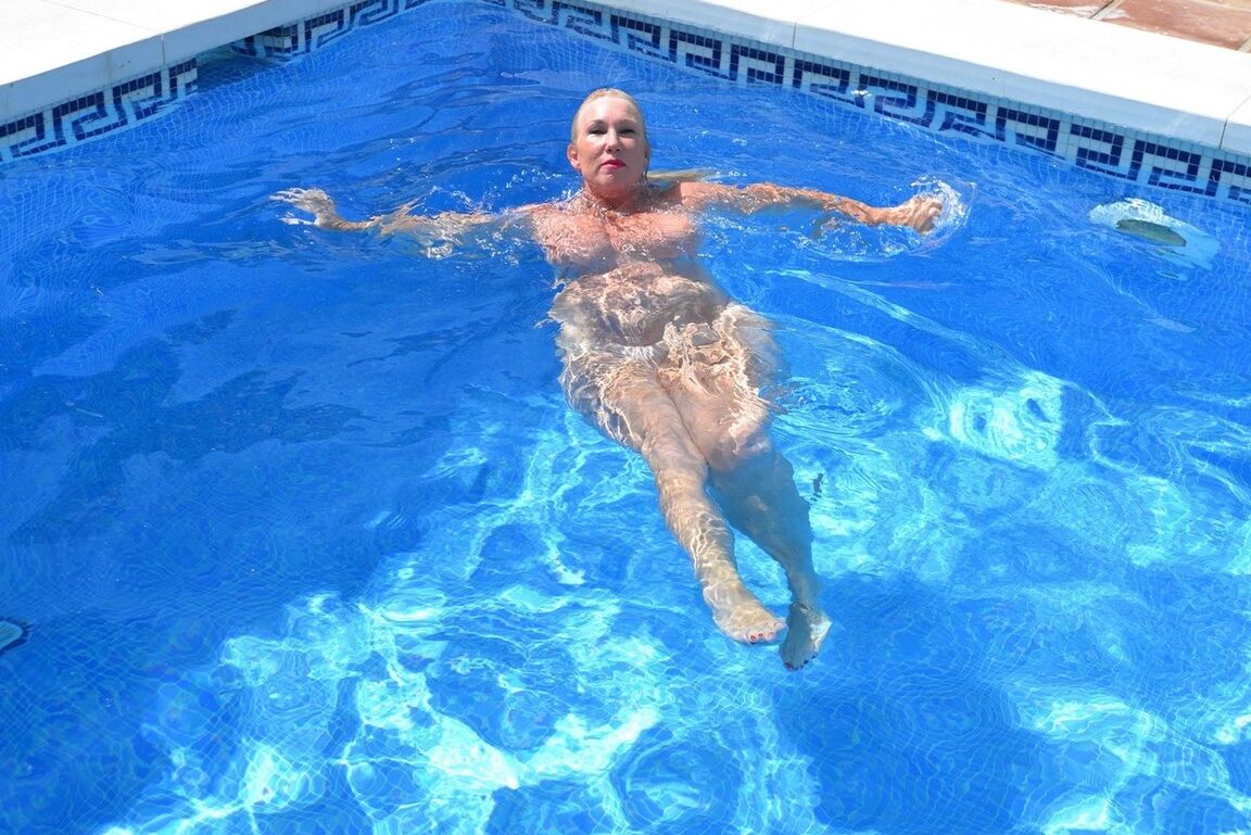 20P Melody, loira madura e peituda, dá um mergulho nu em uma piscina subterrânea