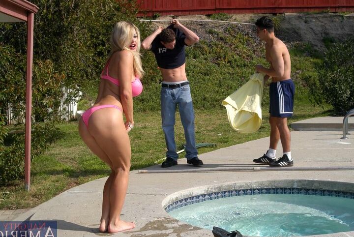 16P La magnifique MILF Vicky Vette dépouillée de son bikini pour un sexe en groupe torride
