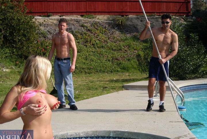 16P La magnifique MILF Vicky Vette dépouillée de son bikini pour un sexe en groupe torride