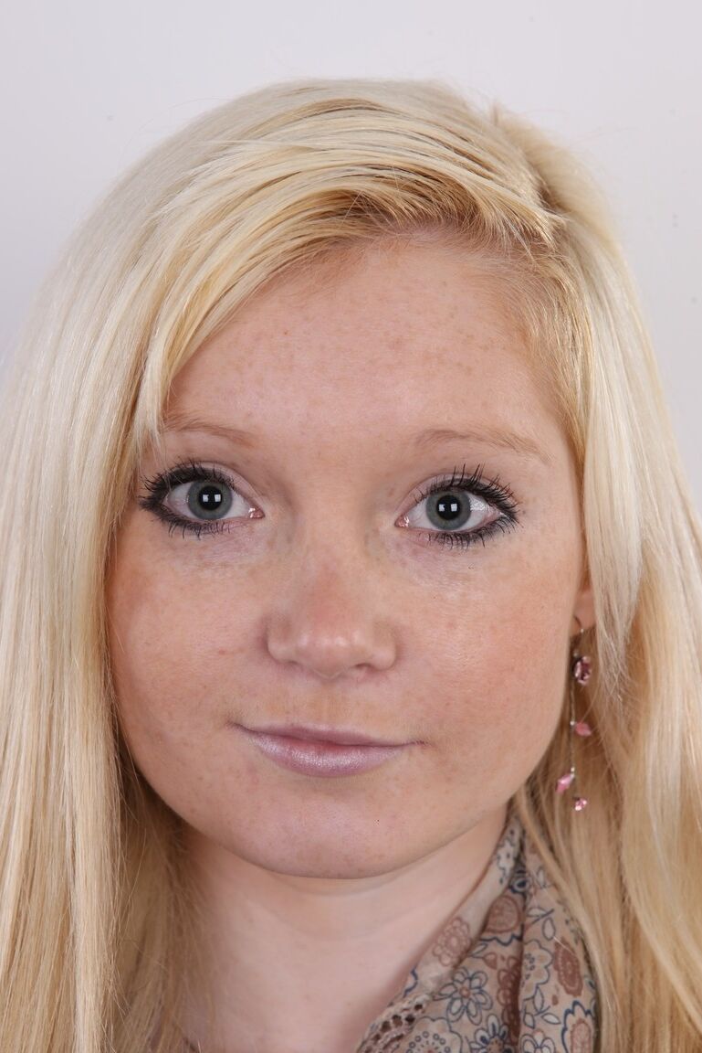 20P La rubia amateur Veronika se desnuda antes de quedar completamente desnuda