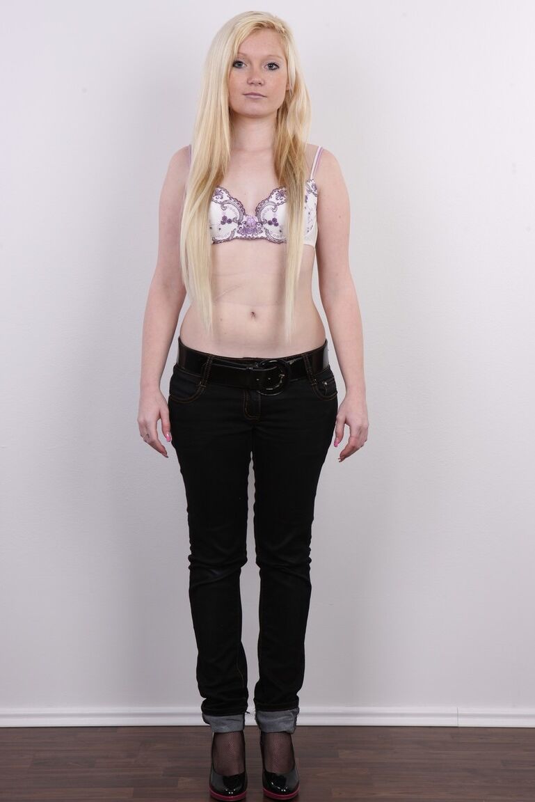 20P La rubia amateur Veronika se desnuda antes de quedar completamente desnuda