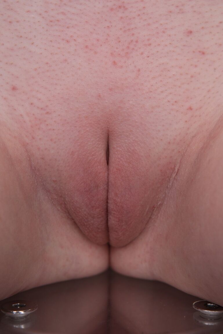 20P La rubia amateur Veronika se desnuda antes de quedar completamente desnuda