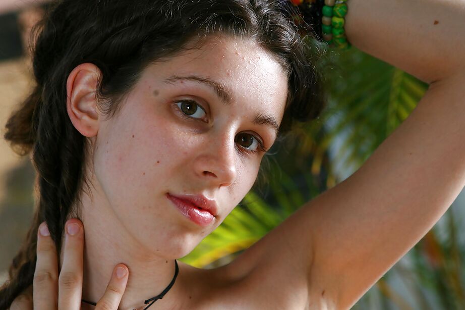 16P A encantadora jovem amadora Elyse exibindo seu corpo pálido e quente e suas curvas