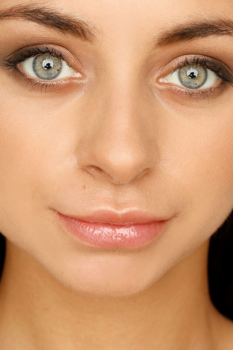 21P Inga, atraente modelo tatuada de olhos verdes, chupando e fodendo uma banana