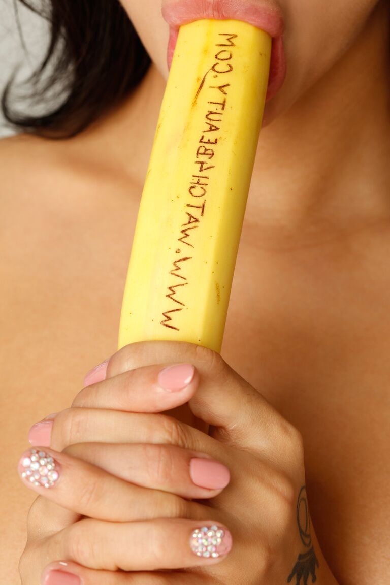 21P Inga, atraente modelo tatuada de olhos verdes, chupando e fodendo uma banana