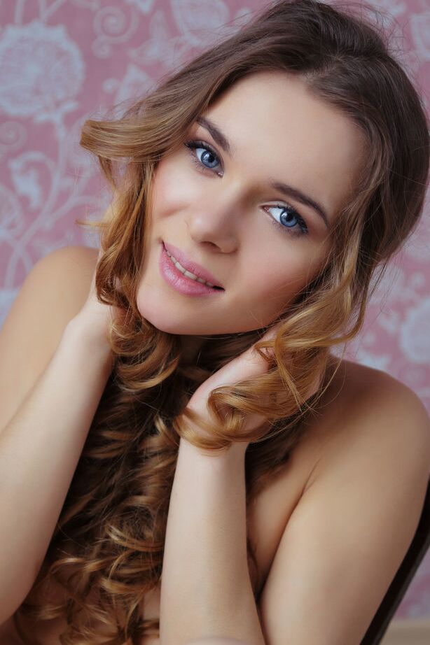 18P Hermosa joven con ojos penetrantes Katie A muestra su coño comestible