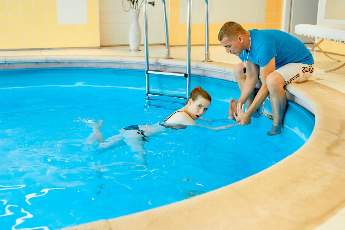 16P Adolescente simpático faz sexo em uma mesa de massagem depois de um mergulho em uma piscina coberta