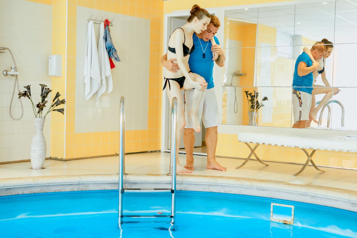 16P Adolescente simpático faz sexo em uma mesa de massagem depois de um mergulho em uma piscina coberta
