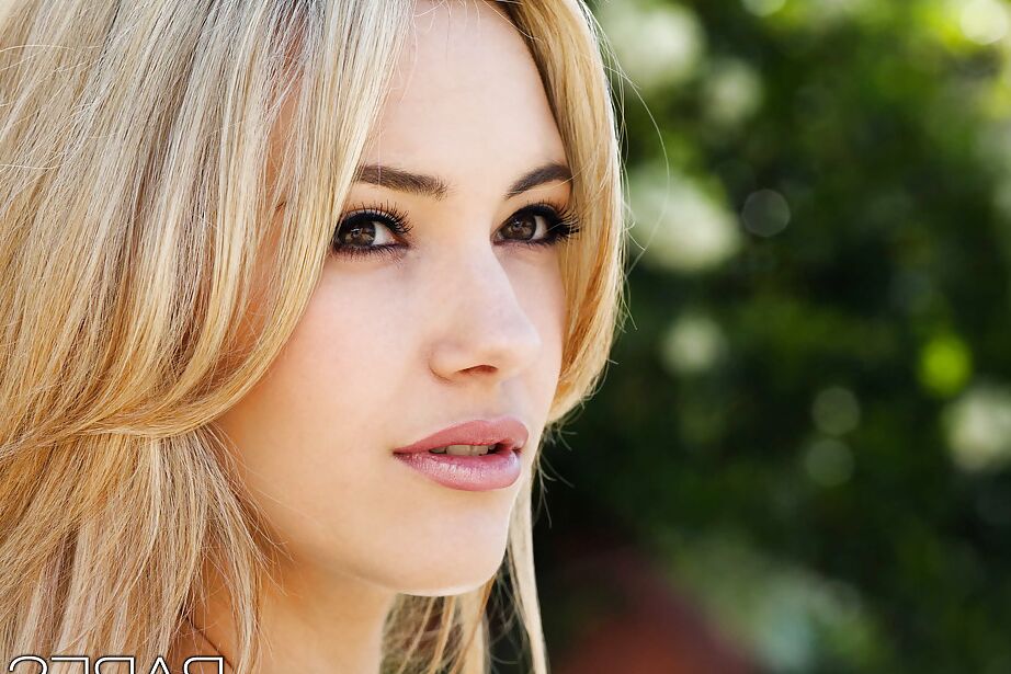 16P Die hübsche Blondine Sophia Knight präsentiert ihre anmutigen Kurven
