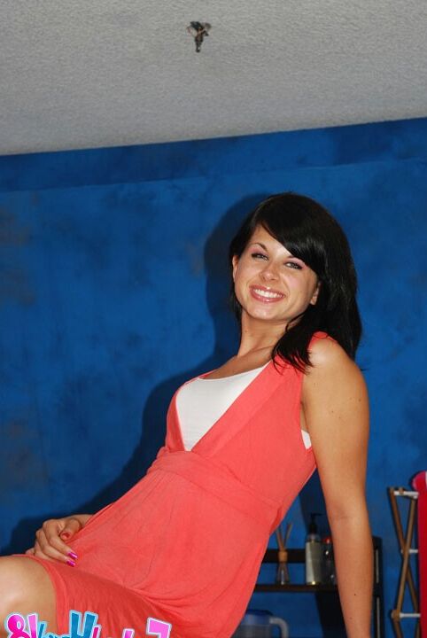 16P Adolescente morena sonriente vestida elegante descubriendo sus elegantes curvas