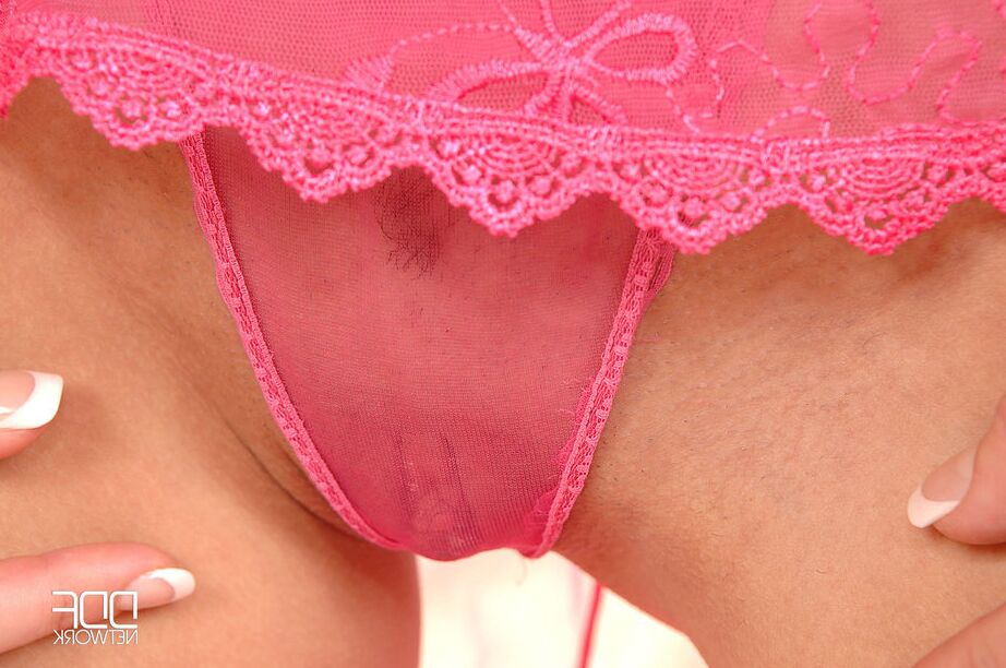 16P La sucia MILF rubia Cherry Jul se quita la lencería y la ropa interior transparentes