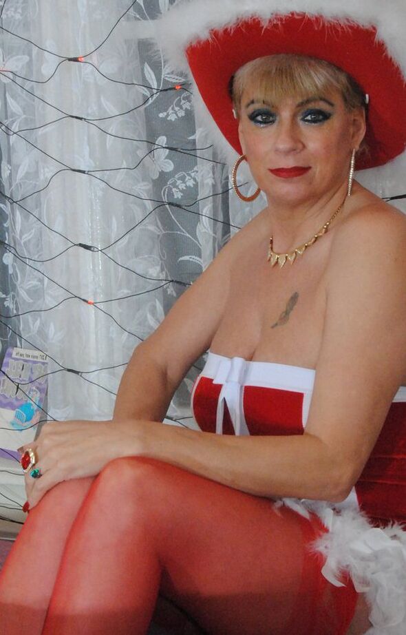 16P A loira mais velha Dimonty tira lingerie sexy e um chapéu antes de tirar a meia-calça