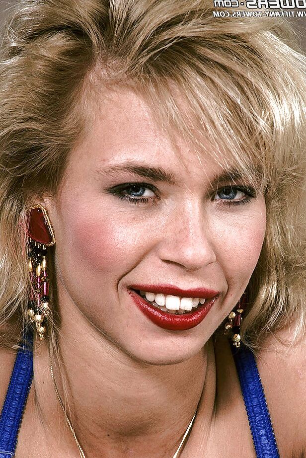 16P La star du porno mature Tiffany Towers lâche d'énormes nichons de sa lingerie.