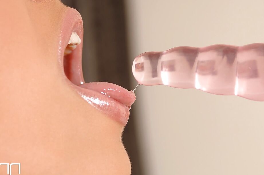 16P Verspielter Eve Angel benutzt einen großen harten Dildo, um mehrere Orgasmen zu erreichen