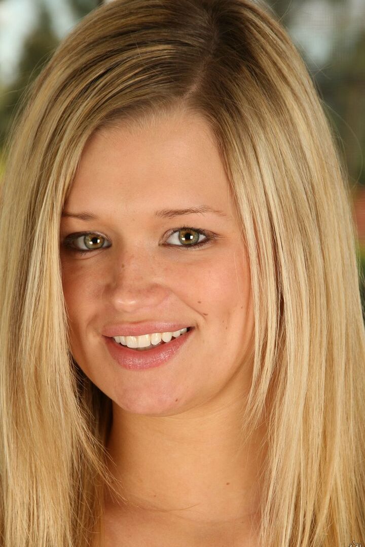 16P La rubia amateur Heather se quita el vestido para posar desnuda en un sofá