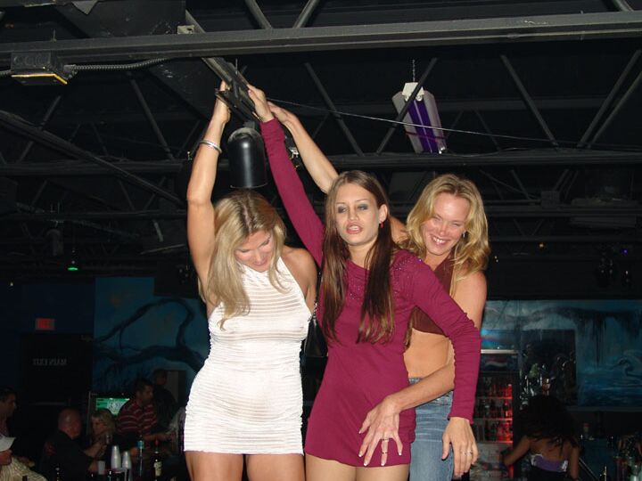21P Rubia madura expone sus tetas colgantes