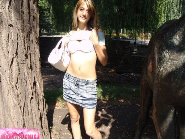 15P Laura morena sem calcinha piscando no parque