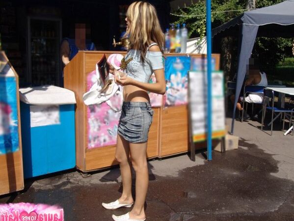15P Laura morena sem calcinha piscando no parque