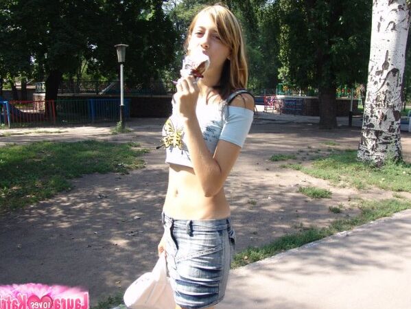 15P Laura morena sem calcinha piscando no parque