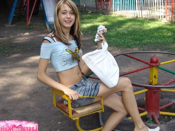 15P Laura morena sem calcinha piscando no parque