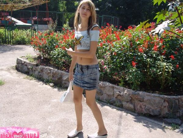 15P Laura morena sem calcinha piscando no parque