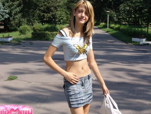 15P Laura morena sem calcinha piscando no parque