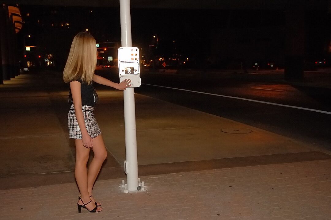 21P Attractive blonde babe Katelynn reveals her shaved cunt & fingers it in public