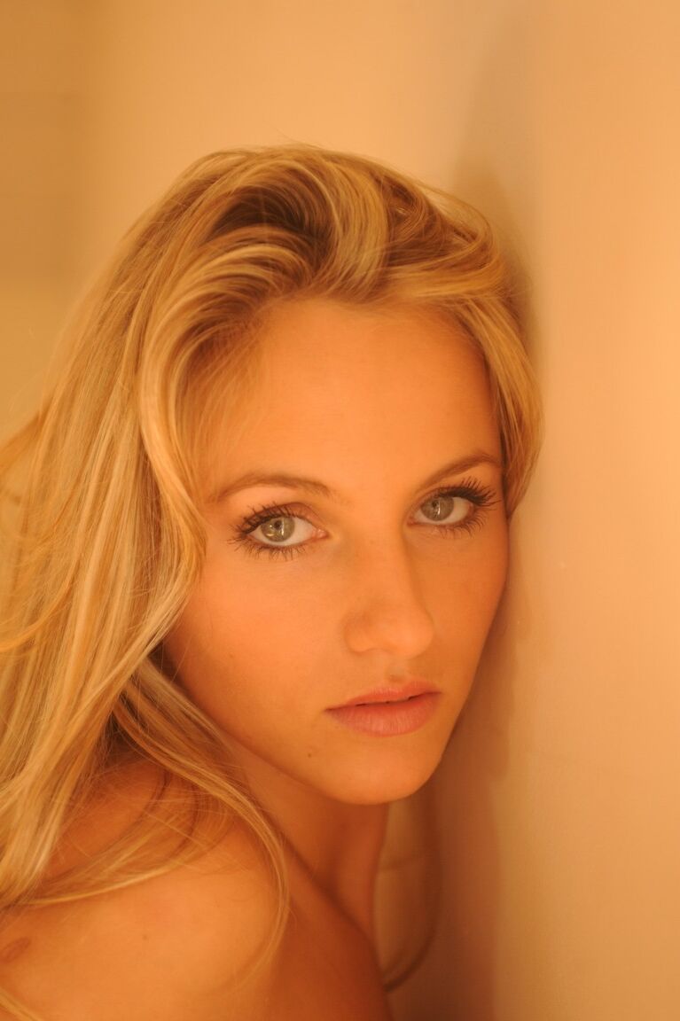 12P Die wunderschöne blonde Natasha zieht sich in hochwertigen Cowgirl-Stiefeln aus