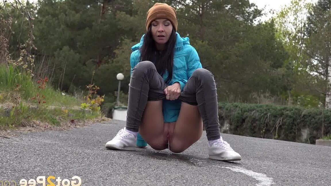 15P Raven haired hottie pees in hotel car park