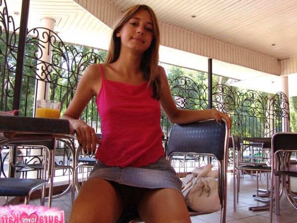 15P Ado aux gros seins en hauts ajustés roses prenant une collation