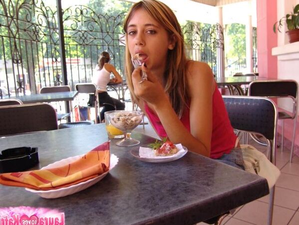 15P Ado aux gros seins en hauts ajustés roses prenant une collation