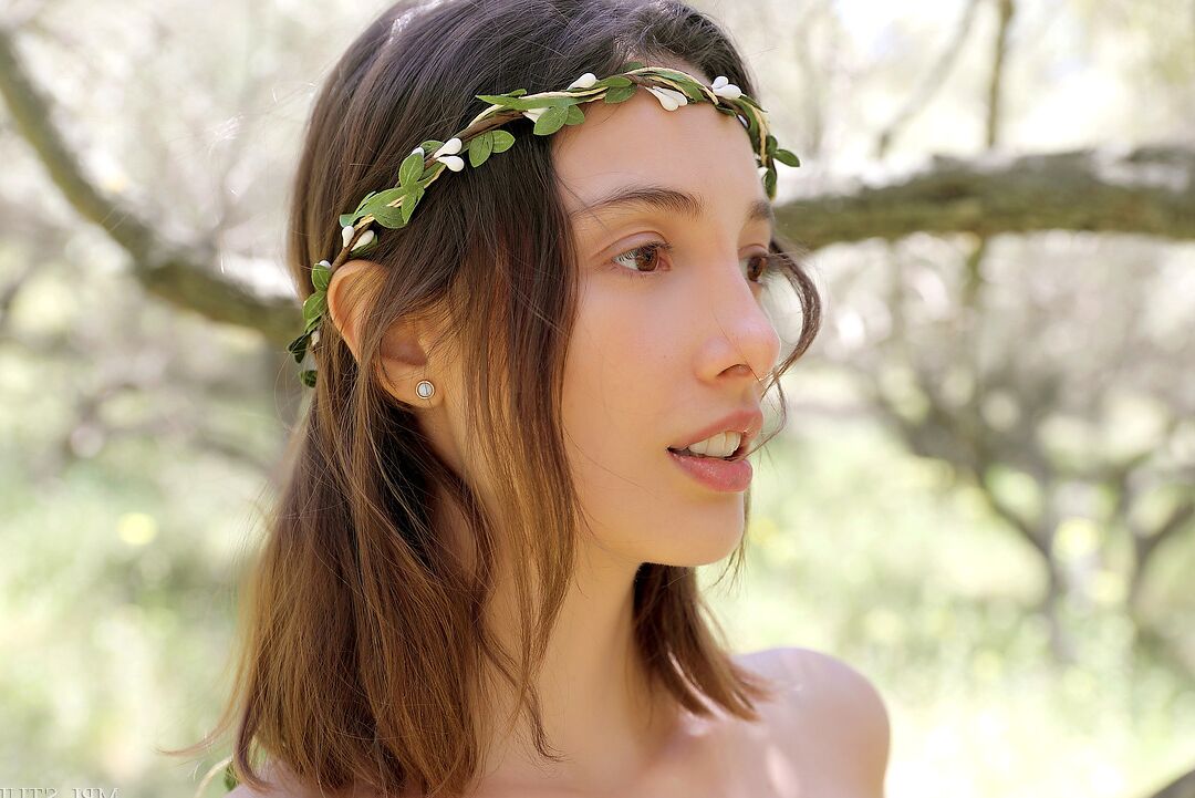 12P A bela morena ostenta um visual hippie totalmente nua em um pomar