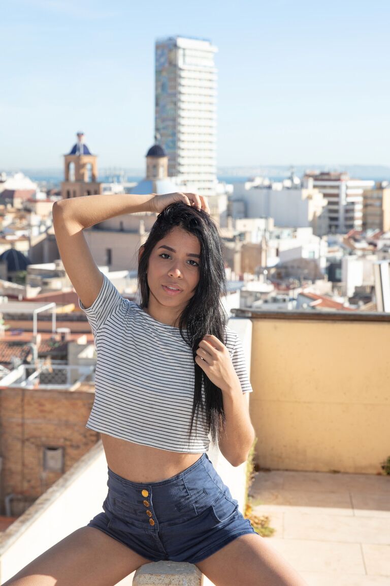 21P Sexy Latina adolescente Karin Torres levanta a camisa
