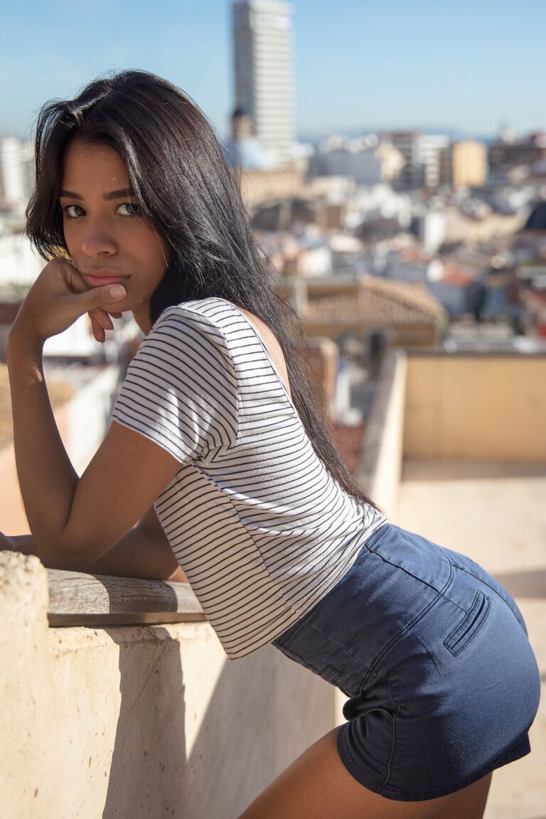 21P Sexy Latina adolescente Karin Torres levanta a camisa