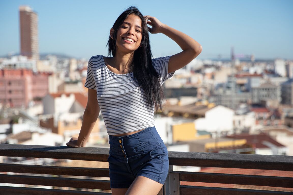21P Sexy Latina adolescente Karin Torres levanta a camisa
