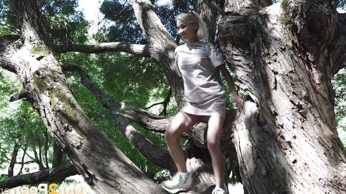 15P Blondes Babe hockt auf einem Baum, um sich zu erleichtern