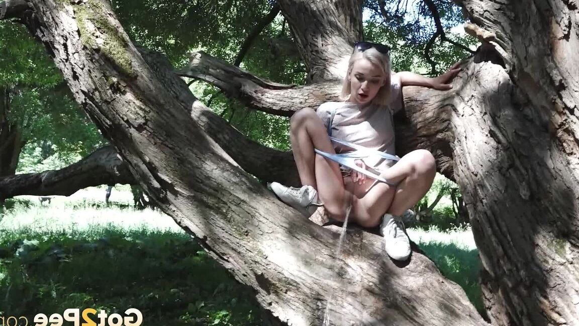 15P Blondes Babe hockt auf einem Baum, um sich zu erleichtern
