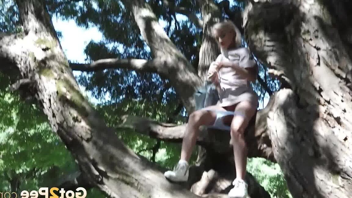 15P Blondes Babe hockt auf einem Baum, um sich zu erleichtern