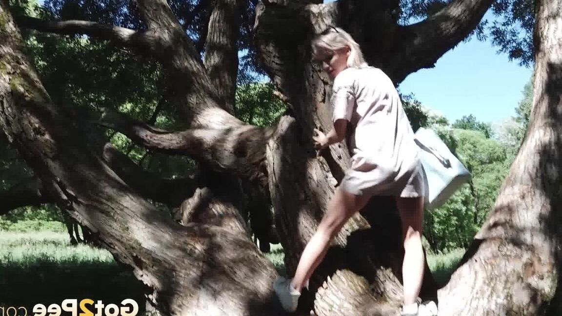 15P Blondes Babe hockt auf einem Baum, um sich zu erleichtern