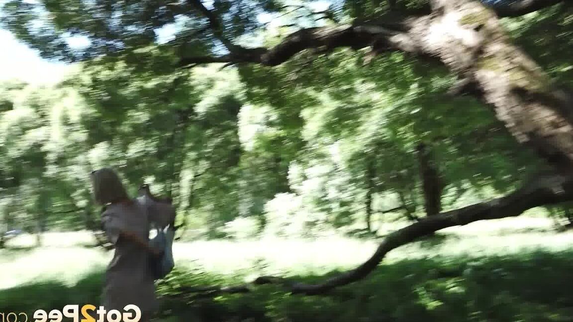 15P Blondes Babe hockt auf einem Baum, um sich zu erleichtern