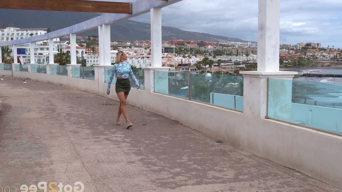 15P Gorgeous blonde squats and pees on the boardwalk