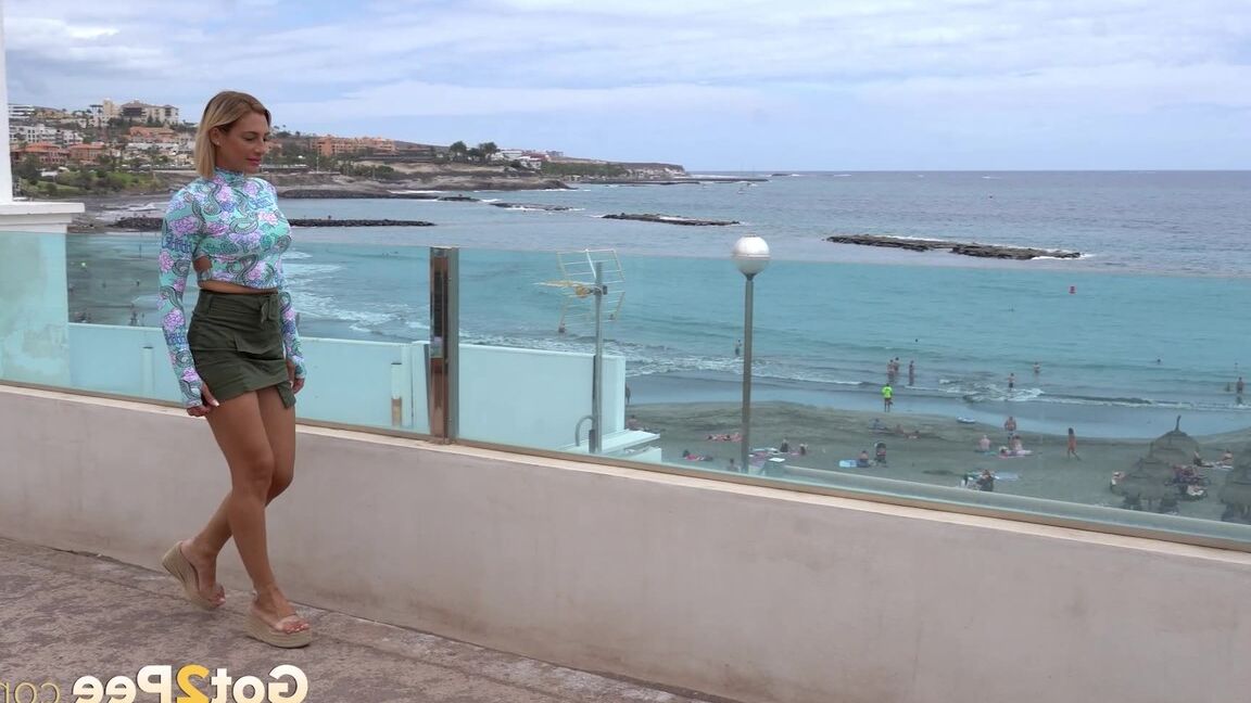 15P Gorgeous blonde squats and pees on the boardwalk
