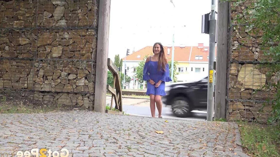 15P Die atemberaubende Brünette Yenna lindert ihre Pisse-Verzweiflung