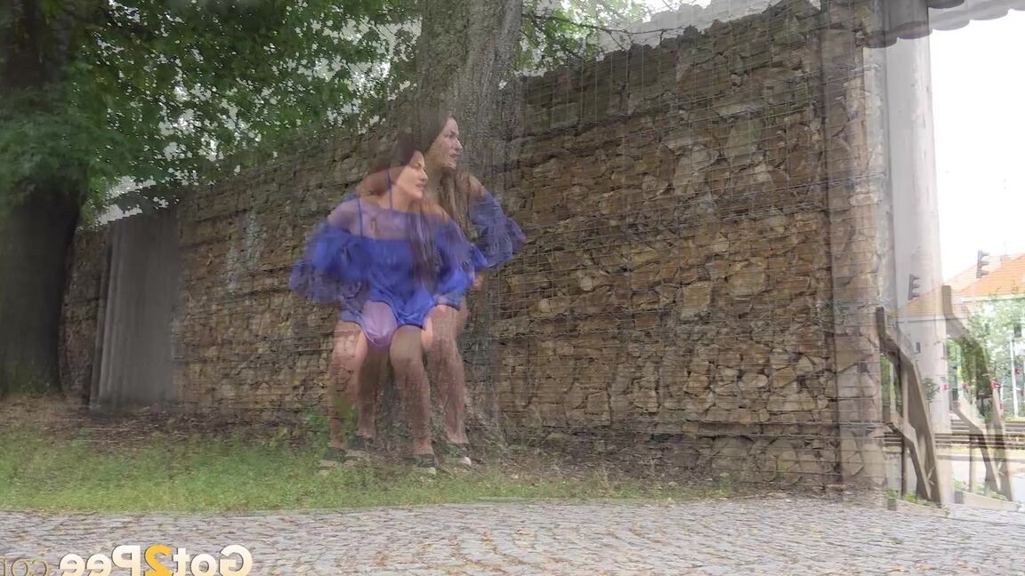 15P Die atemberaubende Brünette Yenna lindert ihre Pisse-Verzweiflung